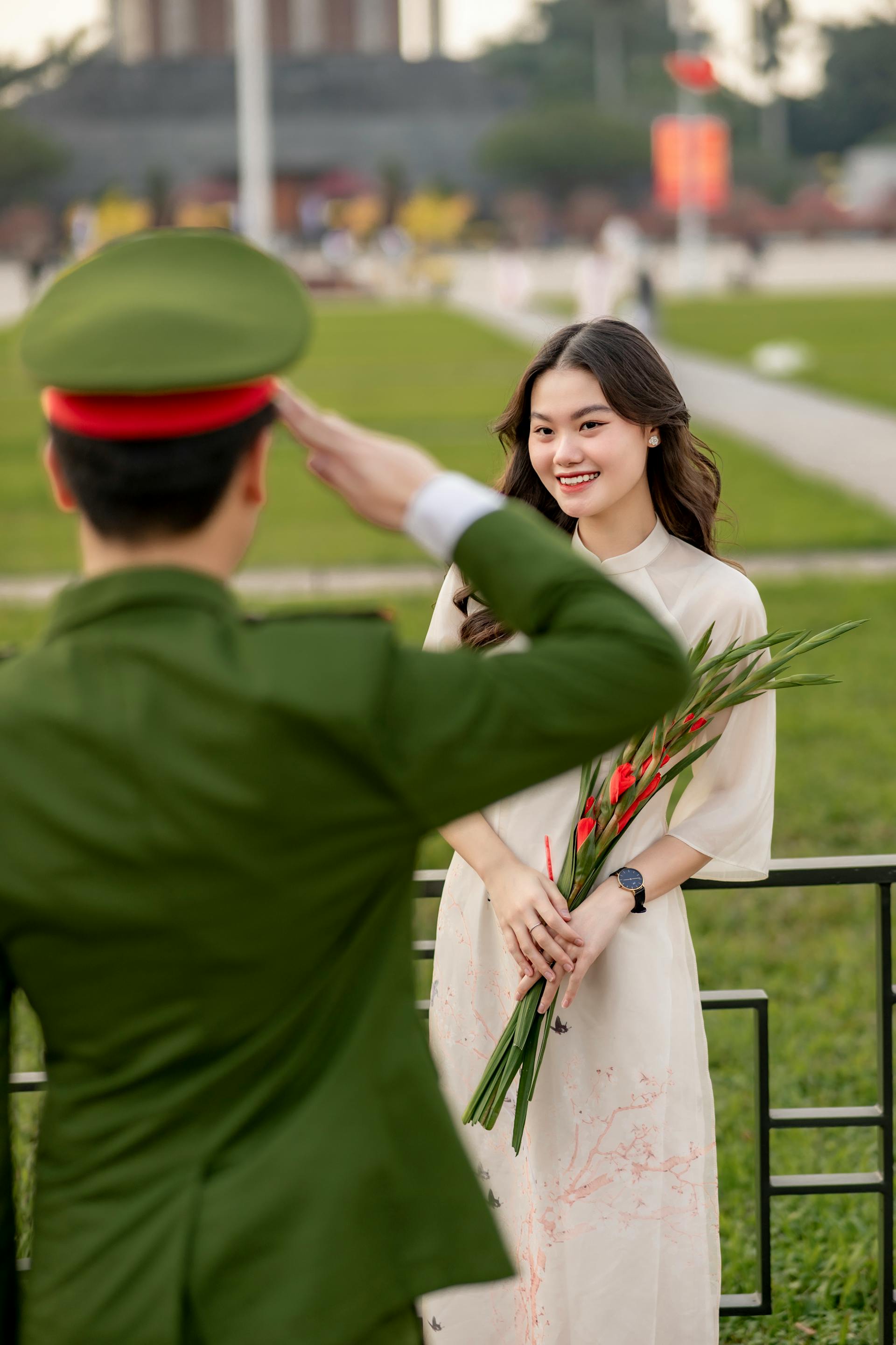 Cặp đôi, quân nhân, áo dài - Toàn Văn