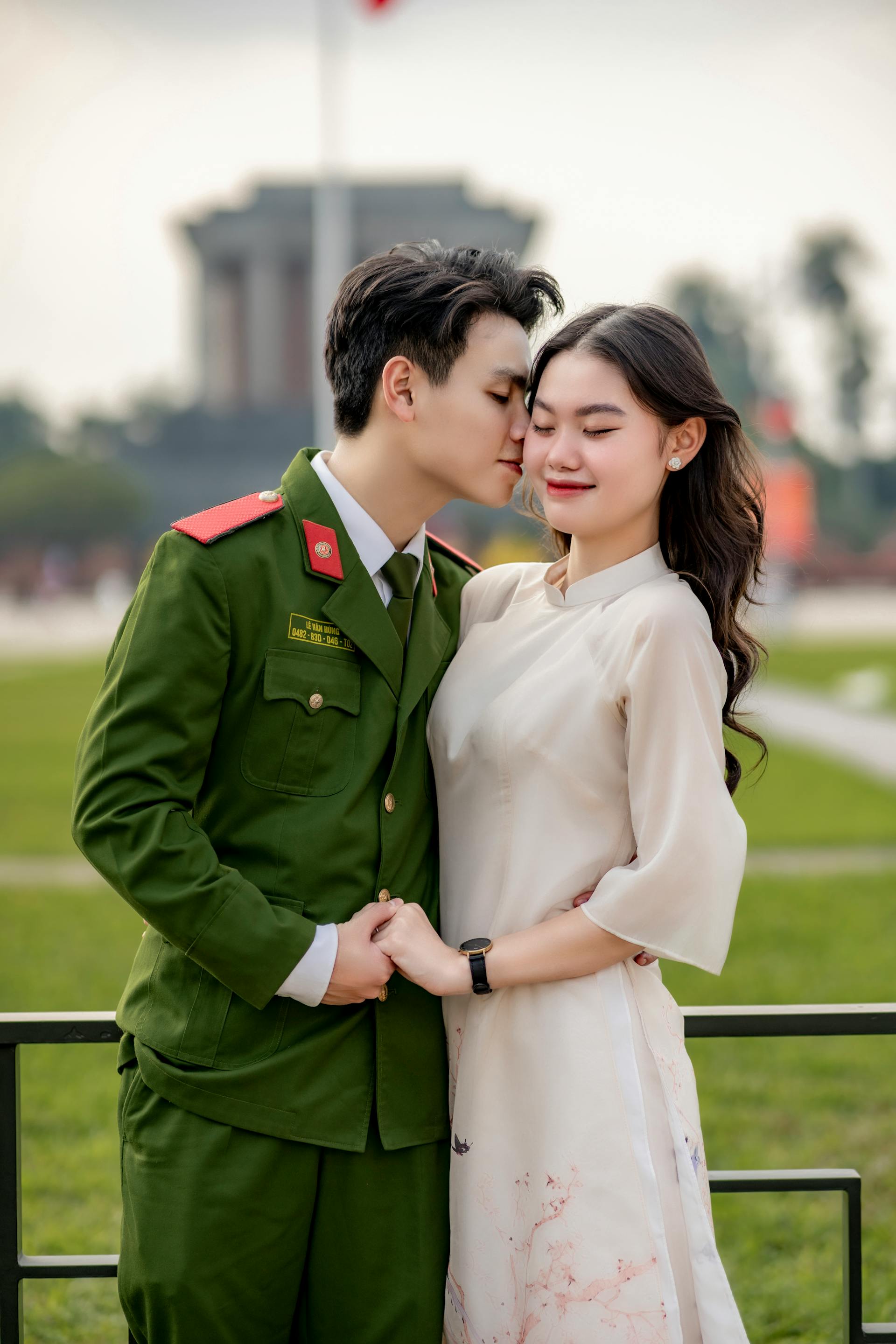 Cặp đôi, quân nhân, áo dài - Toàn Văn 7