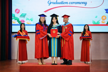 Cô gái, nhận bằng tốt nghiệp 1