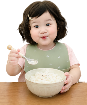Bé gái , ăn cơm, vui vẻ