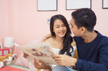 Chàng trai, cô gái, đọc báo 7