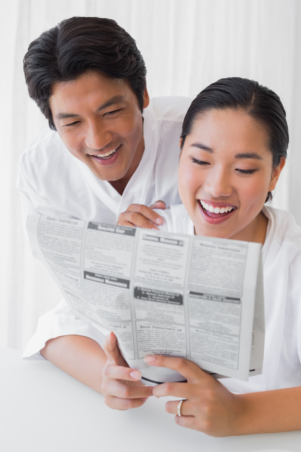 Chàng trai, cô gái, đọc báo 9