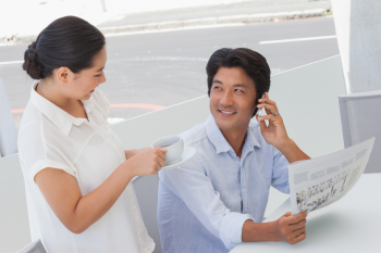 Chàng trai, cô gái, đọc báo 8