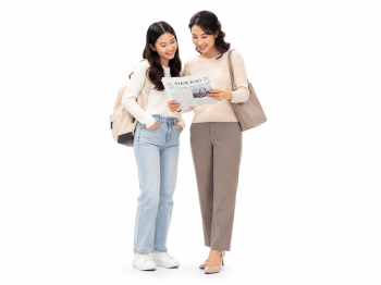 Cô gái, đọc báo 22