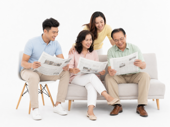 Chàng trai, cô gái, đọc báo 14