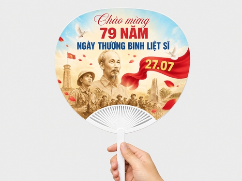 Thiết kế chào mừng NGÀY THƯƠNG BINH LIỆT SĨ , tông màu vàng kem, XANH DƯƠNG NHẠT, nâu sepia. Phía trên là dòng chữ thư pháp mềm mại “Chào mừng”, bên dưới là headline lớn “79 NĂM NGÀY THƯƠNG BINH LIỆT SĨ”. Nền giữa có hình chiến sĩ Việt Nam, Bác Hồ, theo phong cách ảnh sepia nhẹ. Phía phải có dải lụa đỏ uốn cong với số 27.07 màu vàng. Thêm vài chim bồ câu trắng và cánh hoa / mảng đỏ bay nhẹ. Phía dưới vẫn có họa tiết nan quạt trắng ở đáy để đồng bộ với mặt trước.