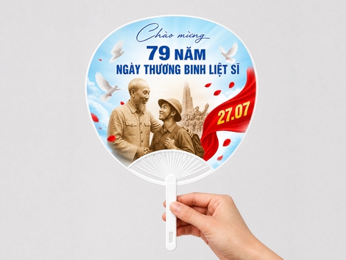 Thiết kế chào mừng NGÀY THƯƠNG BINH LIỆT SĨ , tông màu XANH DƯƠNG NHẠT, trắng. Phía trên là dòng chữ thư pháp mềm mại “Chào mừng”, bên dưới là headline lớn “79 NĂM NGÀY THƯƠNG BINH LIỆT SĨ”. Nền giữa có hình chiến sĩ Việt Nam, Bác Hồ, theo phong cách ảnh sepia nhẹ. Phía phải có dải lụa đỏ uốn cong với số 27.07 màu vàng. Thêm vài chim bồ câu trắng và cánh hoa / mảng đỏ bay nhẹ.