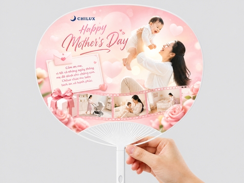 chủ đề Mother’s Day, phong cách ngọt ngào, cảm xúc, nữ tính, hiện đại, tông màu chủ đạo hồng pastel, trắng kem, hồng phấn. Bố cục mềm mại, sáng, ấm áp, mang cảm giác gia đình và yêu thương. Ở trung tâm lệch phải là hình ảnh người mẹ trẻ châu Á mặc áo sơ mi trắng và quần màu be, đang bế nâng em bé lên cao bằng hai tay. Em bé mặc đồ trắng, cười tươi, đáng yêu, tương tác tự nhiên với mẹ. Ánh sáng dịu, có hiệu ứng glow nhẹ phía giữa mẹ và bé, tạo cảm giác hạnh phúc và thiêng liêng. Nền là gradient hồng pastel kết hợp bokeh tròn mờ, các hình trái tim mờ lớn ở background để tăng cảm giác lãng mạn và ấm áp. Phía trên là dòng chữ script lớn màu hồng: “Happy Mother’s Day” Logo thương hiệu đặt ở góc trên trái: CHILUX. Bên trái ảnh có một khung giấy ghi chú màu trắng hồng, hơi nghiêng nhẹ, với nội dung: “Cảm ơn mẹ, vì tất cả những ngày tháng mẹ đã dành cho chúng con. Chilux chúc mẹ luôn bình an và hạnh phúc.” Phía trên khung note có icon phong bì thư nhỏ. Phía dưới bên trái là hộp quà màu trắng hồng có nơ lớn màu hồng, tạo cảm giác quà tặng ngày đặc biệt. Phía dưới ảnh chạy ngang là một dải film strip màu hồng cong mềm, bên trong chứa 3 khung ảnh nhỏ về mẹ và bé / sản phẩm gia đình: mẹ đẩy xe nôi mẹ trong không gian phòng trẻ em mẹ chăm con bên giường cũi Tiền cảnh có hoa hồng / hoa mẫu đơn màu hồng được làm mờ ở góc dưới để tạo chiều sâu. Tổng thể ảnh phải nhẹ nhàng, cao cấp, cảm xúc, quảng cáo thương mại đẹp mắt, phù hợp cho social post mừng Ngày của Mẹ, bố cục rõ ràng, màu sắc dịu ngọt, high detail, soft lighting, premium ad design.