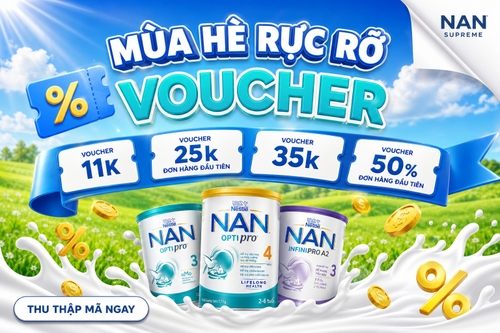 Một banner tiếp thị kỹ thuật số chủ đề mùa hè sôi động. Nền là một cánh đồng cỏ xanh tươi đầy nắng dưới bầu trời xanh trong với những đám mây trắng bồng bềnh và những tia nắng chiếu xuống. Ở góc trên bên phải, một nếp gấp giấy trắng để lộ logo thương hiệu màu xanh đậm. Văn bản phía trên ghi chữ 'MÙA HÈ RỰC RỠ' bằng chữ 3D màu xanh và trắng cách điệu, đậm. Phía dưới, chữ 'VOUCHER' lớn màu xanh ngọc. Một biểu tượng voucher 3D màu xanh với ký hiệu phần trăm màu vàng trôi nổi bên trái. Một dải ruy băng màu xanh dài uốn lượn từ trái sang phải, chứa bốn thẻ mã giảm giá màu trắng. Các phiếu giảm giá hiển thị văn bản như 'VOUCHER 11K', 'VOUCHER 25k ĐƠN HÀNG ĐẦU TIÊN', 'VOUCHER 35k', và 'VOUCHER 50% ĐƠN HÀNG ĐẦU TIÊN'. Phần dưới của banner được trang trí bằng các tia sữa trắng bắn tung tóe đầy năng động, các đồng xu vàng nhỏ trôi nổi và các ký hiệu phần trăm màu vàng. Một nút kêu gọi hành động màu trắng ở góc dưới bên trái ghi 'THU THẬP MÃ NGAY' bằng chữ màu xanh thanh lịch. Thẩm mỹ tươi sáng, thương mại và sạch sẽ.
