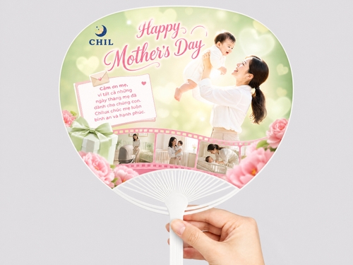 chủ đề Mother’s Day, phong cách ngọt ngào, cảm xúc, nữ tính, hiện đại, tông màu chủ đạo xanh lá pastel, trắng kem. Bố cục mềm mại, sáng, ấm áp, mang cảm giác gia đình và yêu thương. Ở trung tâm lệch phải là hình ảnh người mẹ trẻ châu Á mặc áo sơ mi trắng và quần màu be, đang bế nâng em bé lên cao bằng hai tay. Em bé mặc đồ trắng, cười tươi, đáng yêu, tương tác tự nhiên với mẹ. Ánh sáng dịu, có hiệu ứng glow nhẹ phía giữa mẹ và bé, tạo cảm giác hạnh phúc và thiêng liêng. Nền là gradient xanh lá pastel kết hợp bokeh tròn mờ, các hình trái tim mờ lớn ở background để tăng cảm giác lãng mạn và ấm áp. Phía trên là dòng chữ script lớn màu hồng: “Happy Mother’s Day” Logo thương hiệu đặt ở góc trên trái: CHIL. Bên trái ảnh có một khung giấy ghi chú màu trắng hồng, hơi nghiêng nhẹ, với nội dung: “Cảm ơn mẹ, vì tất cả những ngày tháng mẹ đã dành cho chúng con. Chilux chúc mẹ luôn bình an và hạnh phúc.” Phía trên khung note có icon phong bì thư nhỏ. Phía dưới bên trái là hộp quà màu trắng xanh lá pastelcó nơ lớn màu xanh lá pastel, tạo cảm giác quà tặng ngày đặc biệt. Phía dưới ảnh chạy ngang là một dải film strip màu hồng cong mềm, bên trong chứa 3 khung ảnh nhỏ về mẹ và bé / sản phẩm gia đình: mẹ đẩy xe nôi mẹ trong không gian phòng trẻ em mẹ chăm con bên giường cũi Tiền cảnh có hoa hồng / hoa mẫu đơn màu hồng được làm mờ ở góc dưới để tạo chiều sâu. Tổng thể ảnh phải nhẹ nhàng, cao cấp, cảm xúc, quảng cáo thương mại đẹp mắt, phù hợp cho social post mừng Ngày của Mẹ, bố cục rõ ràng, màu sắc dịu ngọt.
