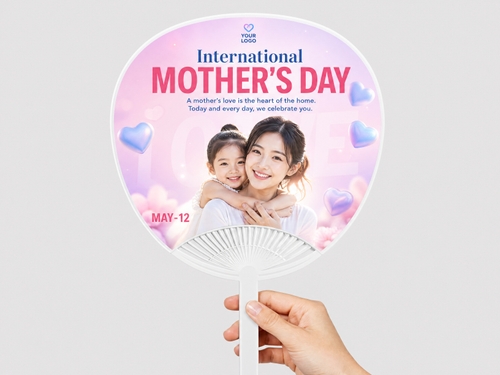 Thiết kế poster social media dọc chủ đề International Mother’s Day, phong cách ấm áp, hiện đại, nhẹ nhàng và cảm xúc, tông màu chủ đạo hồng pastel, tím pastel, trắng và xanh dương nhạt.
Bố cục trung tâm là một người mẹ châu Á trẻ trung mặc áo trắng đơn giản, mỉm cười dịu dàng, đang ôm bé gái nhỏ châu Á từ phía sau. Bé gái mặc áo sáng màu, tóc buộc gọn, biểu cảm dễ thương, ôm cổ mẹ thân mật. Cả hai tạo cảm giác gần gũi, yêu thương, gia đình hạnh phúc.

Nền là gradient hồng tím pastel mềm mại, có các shape trái tim 3D màu xanh tím nhạt lơ lửng xung quanh. Phía sau nhân vật có thể thêm các lớp chữ lớn mờ kiểu typography background để tăng chiều sâu hiện đại. Ánh sáng mềm, glow nhẹ quanh nhân vật, da sáng đẹp, tổng thể sạch và tinh tế.

Phía trên là logo nhỏ ở giữa. Bên dưới logo là headline lớn:
“International MOTHER’S DAY”
Trong đó:

“International” màu xanh đậm
“MOTHER’S DAY” màu hồng nổi bật, chữ to, hiện đại, đậm

Bên dưới headline có thêm 1–2 dòng phụ ngắn bằng chữ nhỏ. Góc dưới trái có dòng ngày tháng kiểu:
“MAY-12”
màu hồng đậm.

Tổng thể là poster chúc mừng Ngày của Mẹ, phong cách hiện đại, nhẹ nhàng, cảm xúc, bố cục thoáng, phù hợp social post, high detail, soft lighting, premium family campaign, clean design.