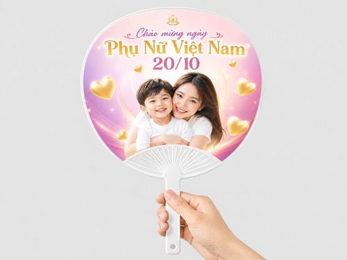 Thiết kế social, tông vàng pastel, trắng, phong cách hiện đại nhẹ nhàng cảm xúc. Trung tâm là mẹ trẻ châu Á mặc áo trắng ôm bé trai nhỏ từ phía sau, cả hai mỉm cười hạnh phúc. Nền gradient hồng tím có trái tim 3D vàng, ánh sáng mềm, glow nhẹ. Phía trên có logo nhỏ, headline lớn “Chào mừng ngày Phụ Nữ Việt Nam 20/10”,  tổng thể sạch, sang, ấm áp