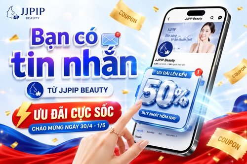 quảng cáo ưu đãi cho bệnh viện thẩm mỹ / spa / clinic, phong cách hiện đại, trẻ trung, nổi bật, bán hàng chuyên nghiệp.
Bố cục tập trung vào một chiếc điện thoại thông minh lớn đặt nghiêng bên phải khung hình, trên màn hình hiển thị giao diện fanpage / trang bán hàng của thương hiệu.
Ở giữa ảnh có một bàn tay nữ đang chạm vào màn hình điện thoại, tạo cảm giác đang mở tin nhắn khuyến mãi.
Từ màn hình điện thoại bật ra một thẻ thông báo ưu đãi lớn, trong đó có con số “50%” cực lớn, hiệu ứng 3D nổi, ánh kim xanh – bạc, rất bắt mắt.
Phần tiêu đề lớn bên trái là dòng chữ “Bạn có tin nhắn” với kiểu chữ hiện đại, đậm, nổi bật, phối màu xanh dương – tím, bên dưới có dòng nhỏ ghi nguồn gửi từ thương hiệu.
Thêm một badge / nhãn nổi bật ghi “ƯU ĐÃI CỰC SỐC” và dòng nhỏ “CHÀO MỪNG NGÀY 30/4 - 1/5”.
Nền tổng thể trắng sáng pha xanh dương nhạt, có hiệu ứng ribbon / dải lụa đỏ và xanh uốn cong ở cạnh dưới, thêm coupon / vé giảm giá màu vàng bay xung quanh, kèm vài chi tiết ánh sáng mềm, hiệu ứng chuyển động, tạo cảm giác năng động và khuyến mãi hấp dẫn.
Logo thương hiệu JJPIP Beauty đặt ở góc trên trái.
Tổng thể mang phong cách quảng cáo ngành thẩm mỹ, sạch sẽ, cao cấp, sáng rõ, hiện đại, sắc nét, commercial design, high detail, ultra clean layout, 3D glossy elements, sharp typography, eye-catching promotion poster.