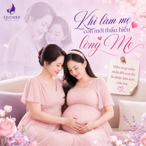 Thiết kế social theo phong cách mềm mại, cảm xúc, sang trọng, nữ tính, chủ đề tình mẹ con / mẹ và con gái trong giai đoạn mang thai.
Tông màu chủ đạo hồng pastel, tím lavender, trắng kem, ánh sáng dịu nhẹ, trong trẻo, tạo cảm giác ấm áp và yêu thương.

Bố cục gồm:

Nhân vật chính ở trung tâm: một người mẹ trung niên và con gái trẻ đang mang thai, cùng ngồi gần nhau trên sofa.
Người mẹ mặc váy hồng pastel nhạt, tóc búi gọn, nét mặt hiền hậu, âu yếm.
Người con gái mặc váy hồng pastel thanh lịch, tóc dài đen, đeo băng đô, gương mặt dịu dàng, mỉm cười nhẹ.
Hai người cùng đặt tay lên bụng bầu, thể hiện sự gắn kết tình cảm gia đình, khoảnh khắc yêu thương và xúc động.

Phần nền phía sau có:

Một ảnh mờ lớn của hai mẹ con ôm nhau hoặc tựa đầu vào nhau, xử lý kiểu overlay trong suốt với sắc tím nhạt để tăng chiều sâu cảm xúc.
Một vài bông hoa mềm mại ở góc ảnh, hiệu ứng mờ foreground nhẹ, tạo cảm giác bay bổng, tinh tế.
Sofa sáng màu và gối trang trí nhẹ nhàng.

Phần chữ trên ảnh:

Ở góc trên trái là vị trí logo thương hiệu / clinic / spa.
Ở phía trên bên phải có dòng chữ thư pháp nghệ thuật:
“Khi làm mẹ
con mới thấu hiểu
lòng Mẹ”
Chữ nên kết hợp font script mềm mại và font thanh lịch hiện đại, màu xanh tím đậm và hồng đậm, có thêm icon trái tim nhỏ.
Bên phải có một tờ note nhỏ ghim lên nền, nội dung:
“Điều may mắn nhất đời con đó là được làm con của mẹ”

Phong cách tổng thể:

Beauty clinic / spa social post
cao cấp, cảm xúc, tinh tế, sạch sẽ
bố cục thoáng, rõ chủ thể
ảnh chân dung đẹp, da mịn, ánh sáng dịu
poster quảng cáo / truyền thông ngày của mẹ, sang trọng, hiện đại, cảm xúc