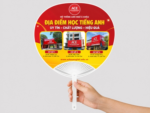 Thiết kế quảng bá trung tâm học tiếng Anh, tông màu đỏ, vàng, trắng. Phía trên là logo thương hiệu tròn màu đỏ. Bên dưới có dòng chữ nhỏ và headline lớn nổi bật về địa điểm học tiếng Anh. Trung tâm là 3 hình ảnh cơ sở / tòa nhà / mặt tiền chi nhánh đặt cạnh nhau trong các khung đỏ-vàng. Bên dưới mỗi hình có tên chi nhánh và địa chỉ. Cuối phần nội dung có website thương hiệu. Nền có mảng vàng cong lớn phía dưới và họa tiết nan quạt trắng ở đáy.