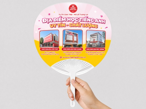 Thiết kế quảng bá trung tâm học tiếng Anh, tông màu hồng, vàng, trắng. Phía trên là logo thương hiệu tròn màu đỏ. Bên dưới có dòng chữ nhỏ và headline lớn nổi bật về địa điểm học tiếng Anh. Trung tâm là 3 hình ảnh cơ sở / tòa nhà / mặt tiền chi nhánh đặt cạnh nhau trong các khung đỏ-vàng. Bên dưới mỗi hình có tên chi nhánh và địa chỉ. Cuối phần nội dung có website thương hiệu. Nền có mảng vàng cong lớn phía dưới và họa tiết nan quạt trắng ở đáy.