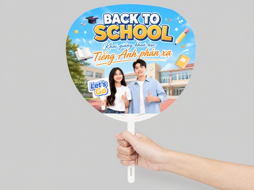 Từ hình kết hợp cho ra thiết kế với nội dung: BACK TO SCHOOL Khai giảng khoá học Tiếng Anh phản xạ, chữ nghiêng, font chữ Khai giảng khoá học Tiếng Anh phản xạ font viết tay bay bổng, thêm các element học tập xung quanh, background trường học https://media.penci.vn/bfc/image/transform/width=800,height=800/libs/images/2026/07/penci_bich_tram_w73.jpg