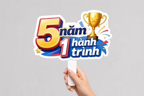 Thiết kế Hashtag cầm tay với nội dung "5 năm 1 hành trình" và mô tả "số 5 lớn nổi bật, thêm ảnh cúp vinh quang".