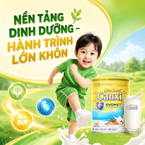 Từ hình https://media.penci.vn/bfc/image/transform/width=800,height=800/libs/images/2025/05/penci_bich_tram_freepik_a_cute_toddler_girl_is_lying_in_a_playful_pose_vie_12642.jpeg, https://media.penci.vn/bfc/image/transform/width=800,height=800/libs/images/2026/04/penci_bich_huyen_rt1.png kết hợp cho ra thiết kế với nội dung: phong cách quảng cáo sữa/dinh dưỡng cho bé, tông màu xanh lá – vàng kem tươi sáng, sạch sẽ và hiện đại. Trung tâm là bé trai tạo dáng năng động, tự tin, mặc trang phục xanh lá nổi bật, biểu cảm vui vẻ khỏe khoắn. Bên cạnh là lon/hộp sản phẩm sữa đặt rõ ràng để làm nổi bật sản phẩm. Bố cục có các mảng cong, đường dẫn thị giác và chữ bo tròn tạo cảm giác chuyển động, phát triển và tích cực. Headline lớn đặt bên trái/trung tâm, phần text phụ chạy theo đường cong với thông điệp về bé thông minh – bé cao khỏe. Tổng thể sáng, thân thiện, phù hợp ngành hàng mẹ và bé.