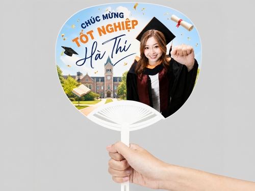 Từ hình https://media.penci.vn/bfc/image/transform/width=800,height=800/libs/images/2026/07/penci_bich_tram_w66.jpg kết hợp cho ra thiết kế với nội dung: CHÚC MỪNG TỐT NGHIỆP Hà Thi, chữ nghiêng, font chữ Hà Thi font viết tay bay bổng, thêm các element tốt nghiệp xung quanh, background trường học