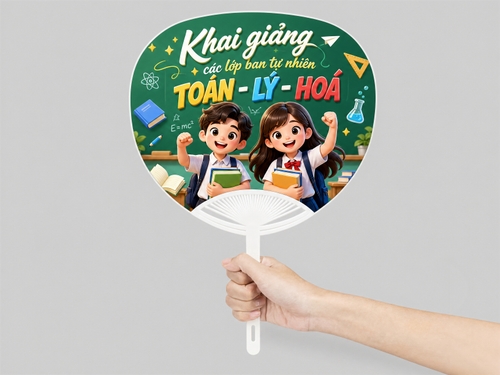 Khai giảng các lớp ban tự nhiên TOÁN - LÝ - HOÁ, chữ nghiêng, font chữ Khai giảng các lớp ban tự nhiên font viết tay bay bổng, thêm các element học tập xung quanh, background lớp học, 2 bạn học sinh ôm sách vở và cười, phong cách 3d dễ thương