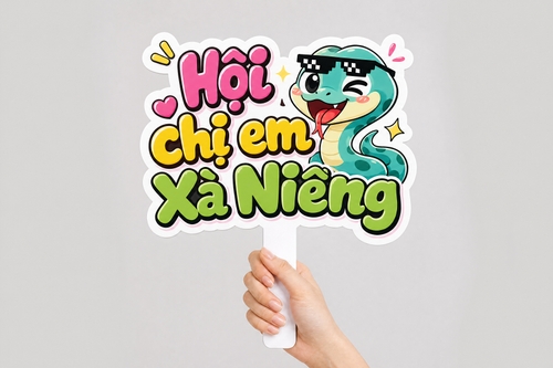 Thiết kế Hashtag cầm tay với nội dung 'Hội chị em Xà Niêng', phong cách hài hước cute, có ảnh con rắn xanh cute.
